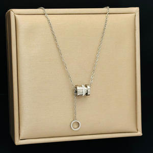 สร้อยคอแฟชั่นสำหรับผู้หญิง สไตล์ดรอปชิปปิ้งบน Shopify ทำจากไทเทเนียมสตีล สีทอง ทนทานต่อการซีดจาง พร้อมจี้รูปทรงเรขาคณิต - Product Image 3