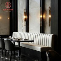 Canapé en cuir rembourré de style minimaliste moderne et luxueux, table avec structure en marbre, ensemble de chaises avec pieds en métal, mobilier pour salle à manger, café, restaurant