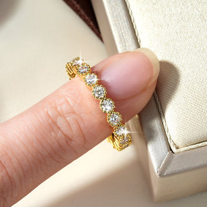 Venta al por mayor de joyería: Anillo de eternidad clásico unisex de moissanita completa VVS GRA de 1.2 ct con engaste de bisel de fuegos artificiales y corte redondo, chapado en oro de 14K. - Product Image 4