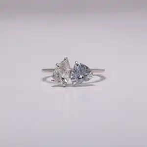 Toi Et Moi妇女提议独特的心脏和梨切割石戒指实验室种植钻石CVD戒指