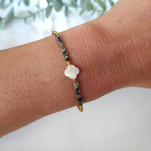 Pulsera de cuentas de piedras preciosas turquesas africanas naturales pulsera de trébol de 4 hojas de nácar blanco - Product Image 1