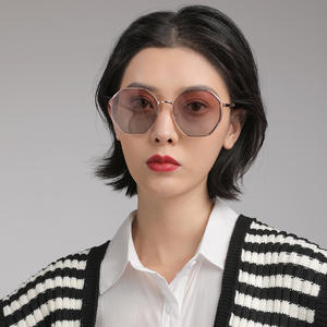 Gafas de sol de moda para mujer, montura redonda, lentes polarizadas UV400 TAC C1C8, color negro, a la moda, para protección solar, viajes y conducción - Product Image 4