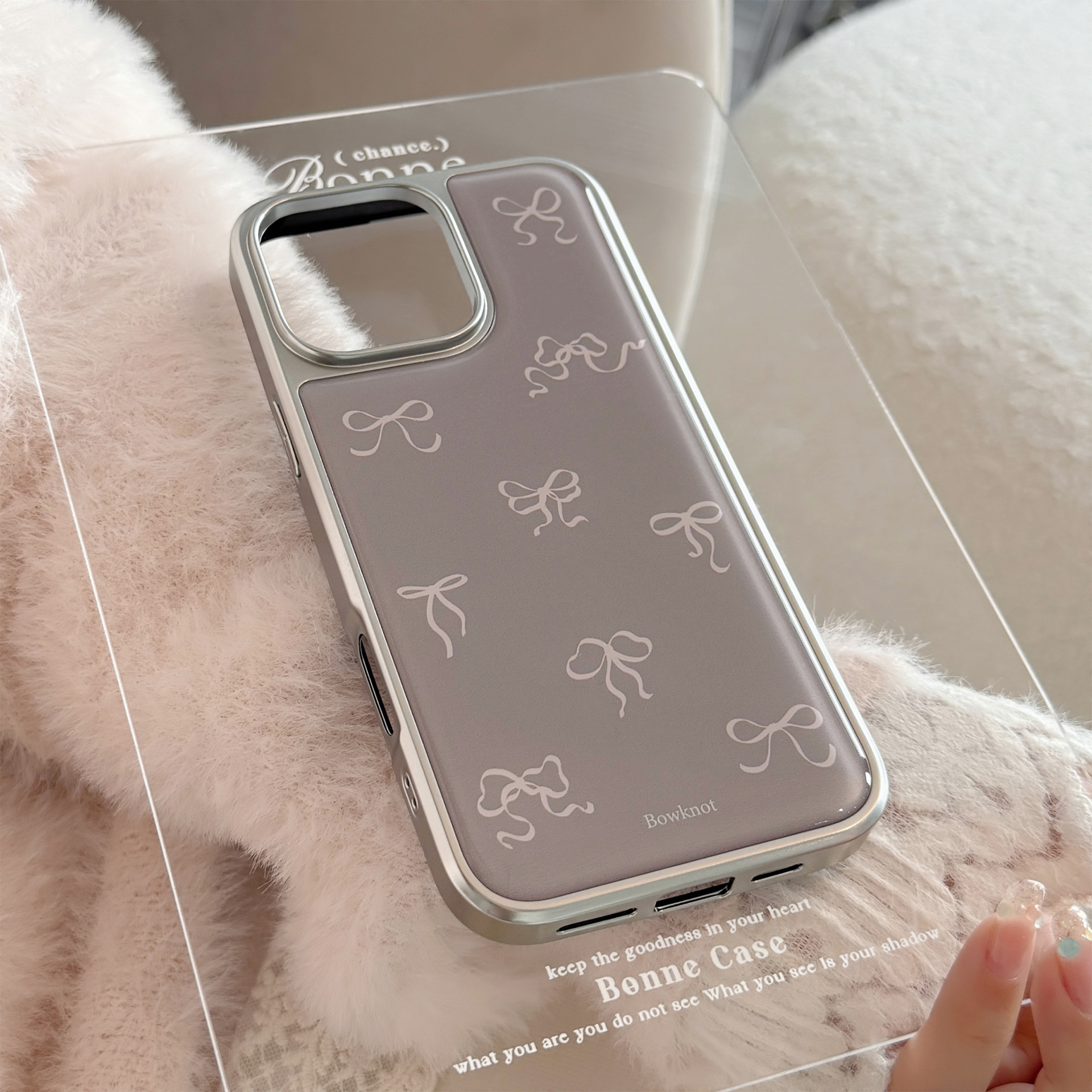 Bordo argento, base grigia piena di nodi rosa