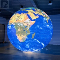 Globe terrestre gonflable géant personnalisé de 4 m avec éclairage LED, sphère réaliste de la carte du monde pour exposition muséale, événement, marque