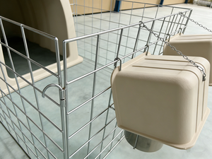 Nouvelle niche portable en HDPE pour veaux nouveau-nés - Cadre galvanisé avec seaux d'alimentation et ventilation réglable, certifiée CE - Product Image 2