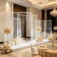 Support de toile de fond incurvé blanc réutilisable en cristal avec cadre métallique perlé en acrylique pour la décoration de mariages et de banquets d'anniversaire