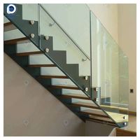 Escalier flottant moderne Prima House avec structure en acier durable, garde-corps personnalisé et marches en bois écologiques