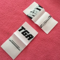 Étiquette latérale tissée double face à boucle pour T-shirt, étiquette latérale lavable à coudre sur vêtement avec faible MOQ
