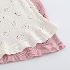 Ropa infantil al por mayor: Conjunto de camiseta sin mangas y pantalones cortos de punto con diseño de corazón hueco para niños - Product Image 4