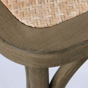 Chaise industrielle classique en chêne croisé en résine robuste et élégante pour les cérémonies de fêtes de fin repas - Product Image 5