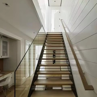 Design moderne commercial intérieur Escaliers droits préfabriqués en bois massif avec contremarche ouverte Garde-corps en verre pour usage intérieur
