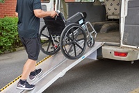 Rampe pliante en aluminium pour le chargement de voitures, pour fauteuils roulants, marches, escaliers, trottoirs, portes