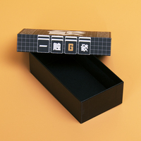 Vente en gros de boîte cadeau personnalisée en carton rigide noir gaufrage mat stratification boîte d'emballage en carton personnalisable
