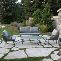 Ensemble de canapés de jardin en rotin moderne et durable 4 places avec mobilier tressé résistant aux UV pour usage extérieur dans les cours de villas et les parcs