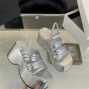 รองเท้าแตะแฟชั่นสไตล์โรมันกันน้ำสำหรับผู้หญิงมาใหม่, รองเท้าส้นหนาแฟชั่นส้นสูงแบบลำลองสำหรับใส่ไปทะเล2025 - Product Image 5