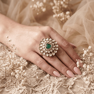 Bague tendance traditionnelle en alliage plaqué or antique avec pierre centrale en émeraude verte en forme de goutte pour femme, bijoux de mariée - Product Image 3