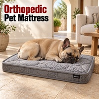 Matelas orthopédique pour chien gris texturé avec dessus matelassé ondulé et tissu latéral imprimé pour usage intérieur