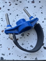 Prix direct usine GGG-50 Selle de raccordement en fonte ductile avec bande en acier inoxydable pour tuyaux PE/PVC