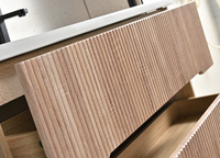 Meuble-lavabo de salle de bain minimaliste en bois massif moderne avec miroir inclus pour usage hôtelier