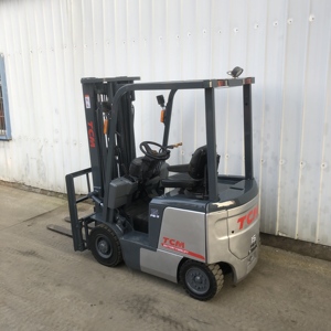 Montacargas Diésel TCM 2.5T con Mástil de Tres Etapas y Neumáticos, Usado para Almacenes - Product Image 2