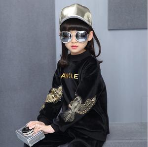 Ropa Infantil al por Mayor, Conjuntos de Dos Piezas de Terciopelo Dorado con Bordado de Águila para Niños y Niñas, Otoño - Product Image 3