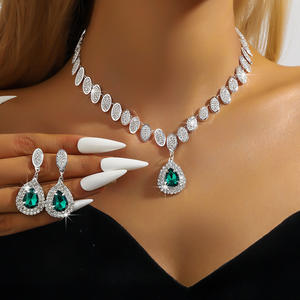 Parure de bijoux pour femme en cuivre de style européen-américain, boucles d'oreilles et collier plaqués or avec strass en cristal, vente en gros pour mariages - Product Image 3