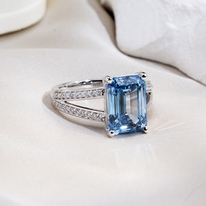 แหวนเพชรทรงมรกตสีน้ำเงิน รุ่น MSR-1821 PT950 สำหรับผู้หญิง จาก Messi Jewelry - Product Image 3