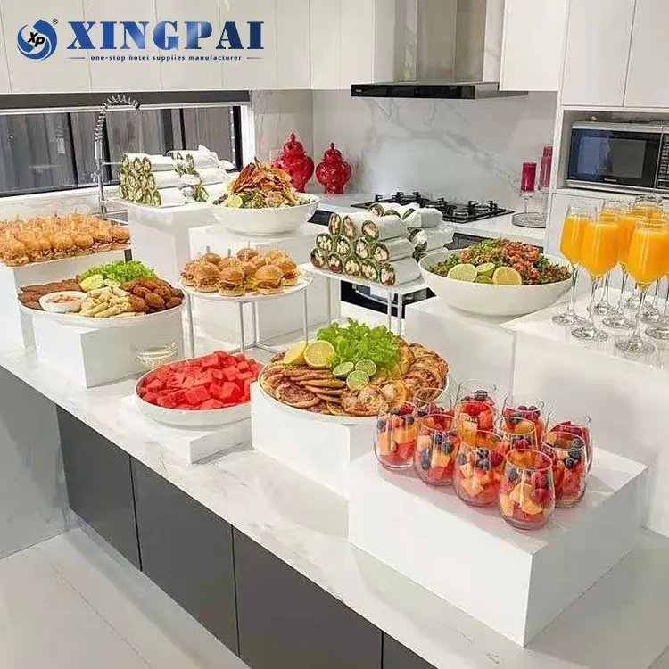 XINGPAI Suministros para hoteles Rectángulo Pantalla transparente Cubo Mesa de comida Acrílico blanco Catering Buffet Elevadores para exhibición de alimentos