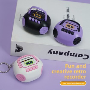 Mini Radio Retro Creativa de Plástico, Grabadora Portátil Nostálgica con Funciones de Grabación y Reproducción, Llavero, Colgante para Mochila, Regalo - Product Image 1