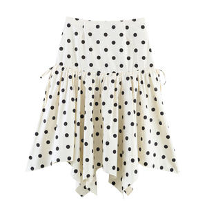 Set Personalizzato Primavera 2026 con Top Corto a Pois e Gonna Midi Asimmetrica per Donne, OEM/ODM da Fabbrica di Abbigliamento Cinese, Set 2 Pezzi - Product Image 4