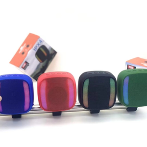 Enceinte Bluetooth sans fil carrée étanche IPX4 avec lumière RGB pour le cyclisme et les sports en extérieur, mini subwoofer portable TF - Product Image 1