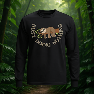 Camiseta de manga larga con estampado de perezoso divertido y divertida frase 'Busy Doing Nothing' - Product Image 3