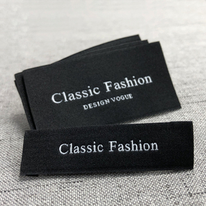 Étiquette de col personnalisée en damassé avec design noir et blanc pour les marques de streetwear unisexes - Product Image 1