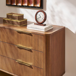 Buffet de rangement en noyer cannelé de luxe, style minimaliste, avec panneau à bords courbes et panneaux cannelés, et quincaillerie en laiton pour la décoration intérieure - Product Image 1