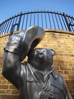 Statue d'ours de voyage en bronze décorée publique avec boîte à bagages