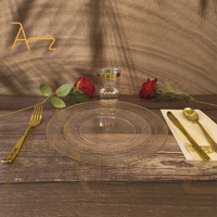 Vente en gros d'assiettes rondes en plastique jetables à bord dorées vaisselle de luxe d'assiettes transparentes à bord doré pour mariage, banqunt et fête