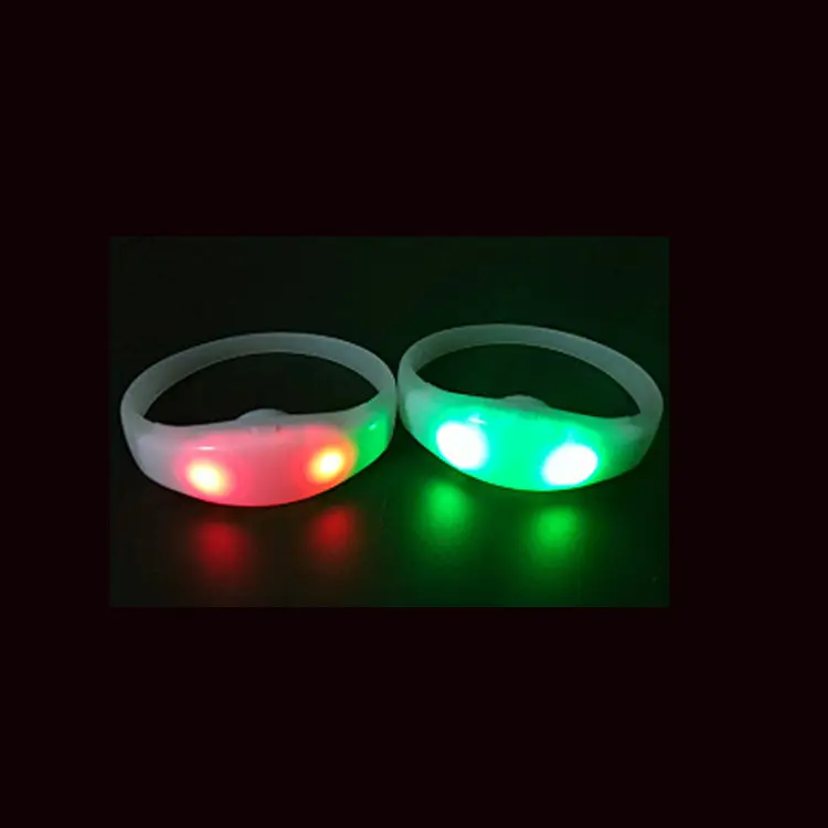 New Arrival Custom Logo Gedruckt Blinkend Im Dunkeln leuchten Licht Armband gesteuert LED-Licht Armbänder