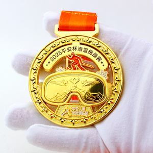 Médailles <span class=keywords><strong>de</strong></span> ski en métal gravées sur mesure avec logo et <span class=keywords><strong>texte</strong></span> pour événements commémoratifs et remises <span class=keywords><strong>de</strong></span> diplômes - Product Image 1