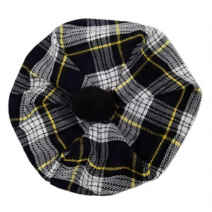 Esta es una gorra escocesa tipo tam o' shanter, también conocida como gorro tammy o gorro escocés, con un patrón de cuadros amarillos y una pompón en la parte superior. - Product Image 1