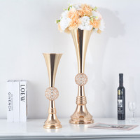 Vase trompette doré moderne, centre de table, support à fleurs en métal avec boule de cristal pour la décoration de table de mariage, fête ou événement