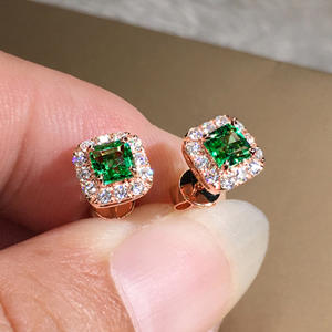 Boucles d'oreilles en or rose E2524 avec diamant taille émeraude et pierre centrale verte, bijoux classiques pour femmes - Product Image 4