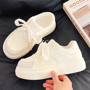 Zapatillas blancas de suela gruesa, ligeras, transpirables y versátiles de nuevo estilo para mujer. Calzado deportivo informal de suela blanda que aumenta la altura, color blanco - Product Image 4