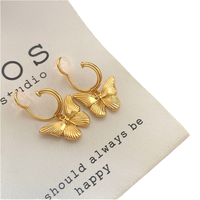 Boucles d'oreilles tendance en acier inoxydable texturé à rayures dorées, plaqué PVD 18 carats, avec breloque papillon géométrique pour femme, idéales pour un anniversaire