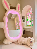 Cermin Lantai LED Desainer Kelinci Bulu Halus Kustom 2026 dengan Lampu Pink, Cermin Berdiri Cantik Ukuran Penuh untuk Kamar Anak Dekorasi Rumah