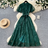 Robe longue décontractée WIWT pour femme, élégante, blanche, en dentelle brodée, coupe trapèze, col montant, manches courtes bouffantes, avec ceinture, idéale pour le quotidien et les vacances