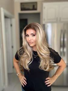 Perruques synthétiques Lace Front 13x4 Futura, couleur blonde avec mèches brunes, super ondulées, dentelle transparente, frange centrale, sans colle - Product Image 3