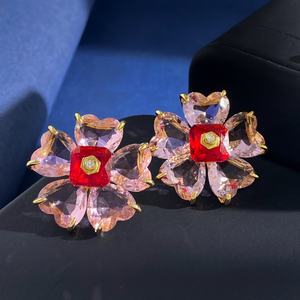 Boucles d'oreilles clous en argent sterling 925 plaqué or, fleur, perle d'eau douce, cristal, zircon, romantiques, élégantes, hypoallergéniques, pour mariage - Product Image 4