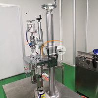 Machine de remplissage de liquides en aérosol semi-automatique pneumatique à 2 têtes haute précision pour applications cosmétiques et chimiques