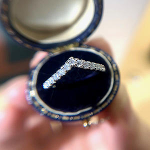 Anello da Donna Q689 con Diamante Taglio Brillante Rotondo Colore G Naturale Stile Classico per Fidanzamento - Product Image 1