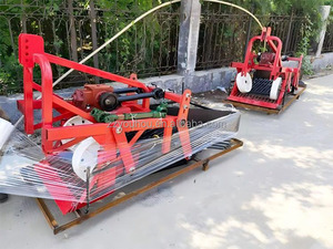 Tracteur agricole à quatre roues avec machine de levage et de récolte des arachides - Product Image 5